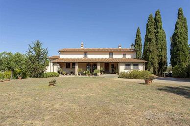 Villa di 605 m² con più di 5 locali e box auto a P