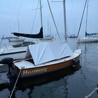 Barca a vela in legno sul Lago Maggiore