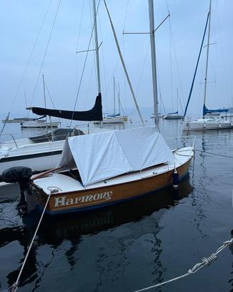 Barca a vela in legno sul Lago Maggiore