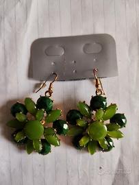orecchini bigiotteria con pietre verdi
