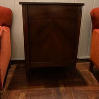 Mobile basso/credenza in legno con anta e ripiani