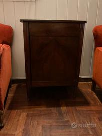 Mobile basso/credenza in legno con anta e ripiani