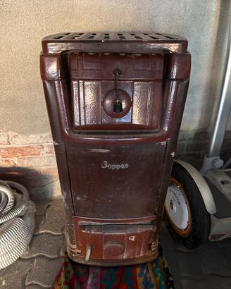 Stufa antica in ghisa