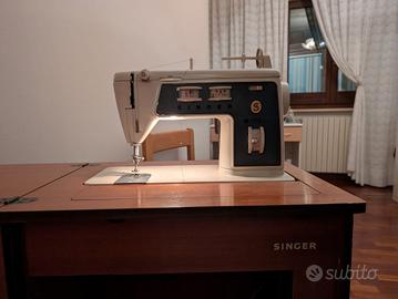 Macchina da cucire Singer con mobile