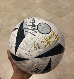 Pallone Juventus autografato da vari giocatori