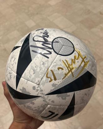 Pallone Juventus autografato da vari giocatori