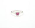 anello-con-rubino-cuore-e-diamanti-a-contorno