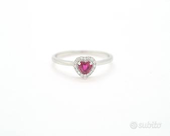 Anello con rubino cuore e diamanti a contorno