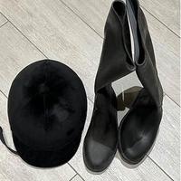 Cappello e stivali da cavallo in buono stato