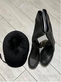 Cappello e stivali da cavallo in buono stato
