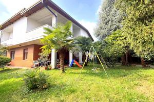 VILLA SINGOLA A CARONNO PERTUSELLA