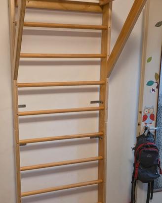 Spalliera Svedese in legno con barra per trazioni 