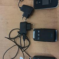 Tre telefoni cellulare tipo vecchio 