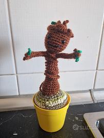 Amigurumi con Baby Groot fatto a mano 