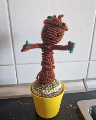 Amigurumi con Baby Groot fatto a mano 