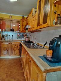 Cucina in legno con elettrodomestici
