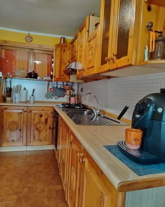 Cucina in legno con elettrodomestici