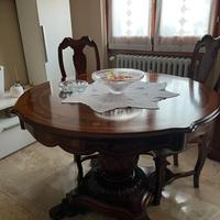 Tavolo in legno intarsiato con 4 sedie