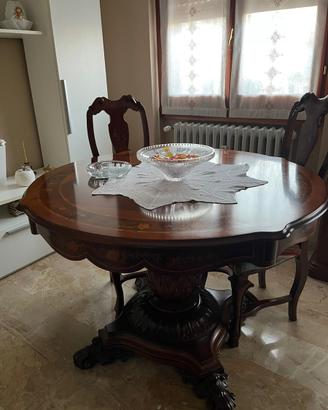 Tavolo in legno intarsiato con 4 sedie