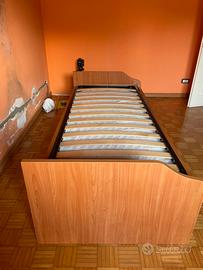 Camera singola: letto, armadio e mensole