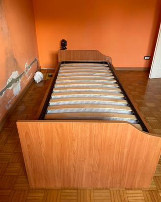 Camera singola: letto, armadio e mensole