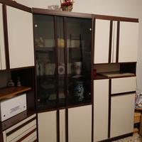 Mobile vetrina vintage e tavolo rotondo allung