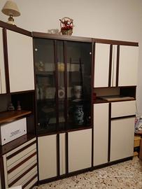 Mobile vetrina vintage e tavolo rotondo allung