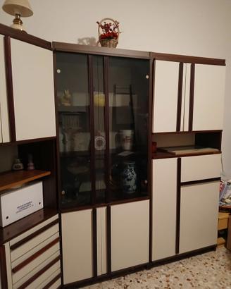 Mobile vetrina vintage e tavolo rotondo allung