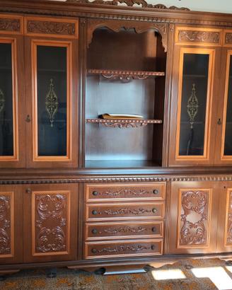 vetrina lunga con tavolo  e sei sedie