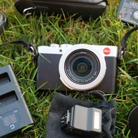 Fotocamera Leica D-Lux 7 con accessori
