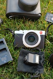 Fotocamera Leica D-Lux 7 con accessori