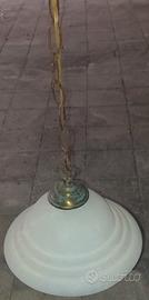 Lampadario antico in vetro bianco e rame 