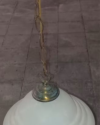 Lampadario antico in vetro bianco e rame 