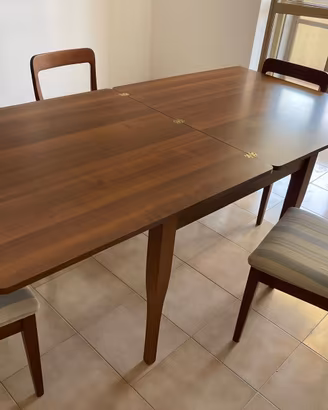 Tavolo e 4 sedie