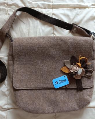 Borsa in feltro da donna con spilla