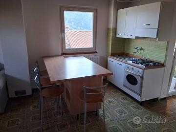 Cucina con isola e 4 sgabelli