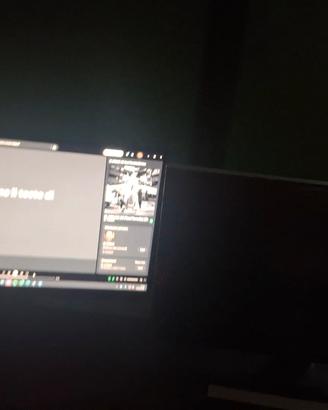 monitor tastiera microfono e PC 
