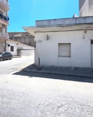Casa singola angolare in Via Roma