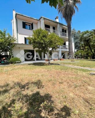 Villa esclusiva con giardino mprivato