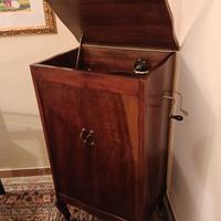 Antico grammofono funzionante 