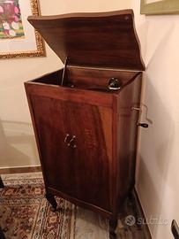 Antico grammofono funzionante 