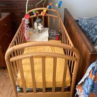 Bella culla in legno con ruote