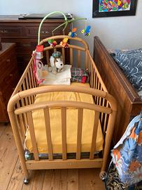 Bella culla in legno con ruote