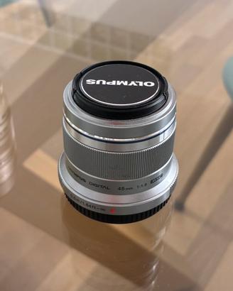 Olympus M.Zuiko 45mm f/1.8 - Silver