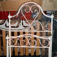 Letto vintage rosa in ferro