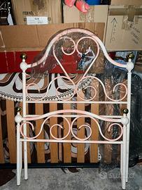 Letto vintage rosa in ferro