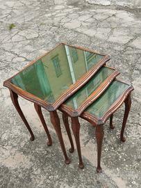 Tris di tavolini a nido stile Chippendale in legno