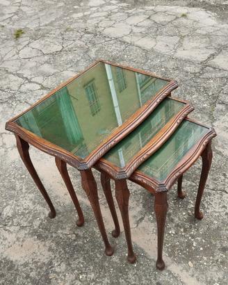 Tris di tavolini a nido stile Chippendale in legno