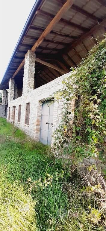 Rustico / Casale di 240 m² con più di 5 locali e b - Vista 4