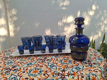 Seti bicchieri e bottiglia vetro colorato.